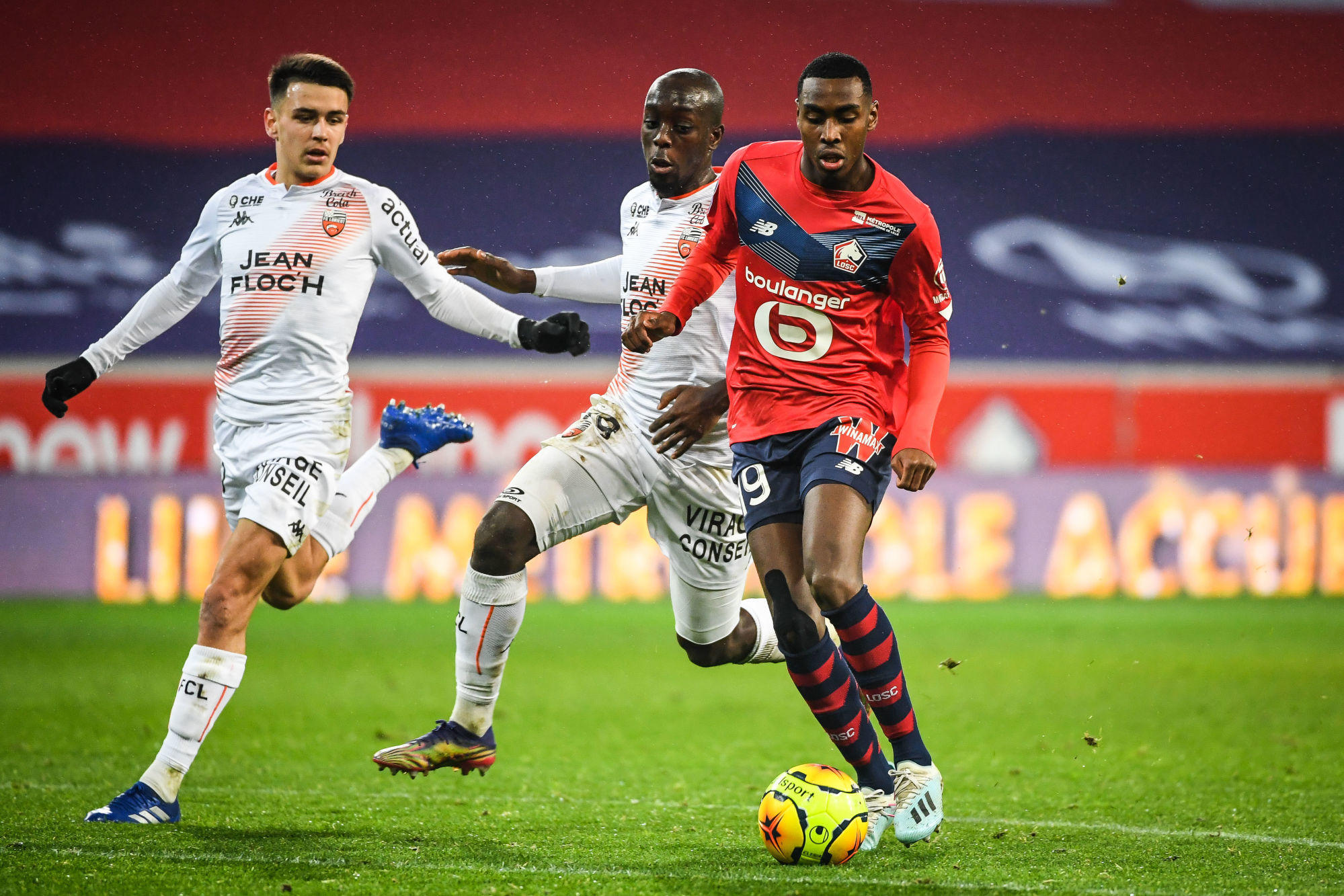 Enzo LE FEE of Lorient, Yoane WISSA of Lorient and Isaac LIHADJI of Lille during the Ligue 1 Uber Eats match between Lille OSC and FC Lorient at Stade Pierre Mauroy on November 22, 2020 in Lille, France. (Photo by Matthieu Mirville/Icon Sport) - Stade Pierre Mauroy - Lille (France)