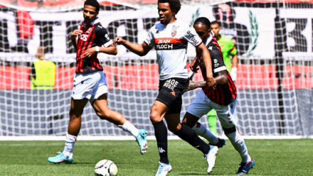 28 Armand LAURIENTE (fcl) during the Ligue 1 Uber Eats match between Nice and Lorient at Allianz Riviera on April 17, 2022 in Nice, France. (Photo by Alexandre Dimou/FEP/Icon Sport) - Photo by Icon sport